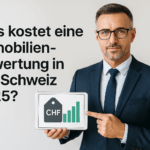 Seriöser Immobilienmakler im Anzug zeigt auf Tablet mit Preisschild-Symbol – Symbolbild für Immobilienbewertung in der Schweiz 2025.