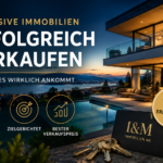 Moderne exklusive Immobilie mit Pool und Seesicht bei Dämmerung – Ratgeber zum erfolgreichen Verkauf hochwertiger Immobilien.